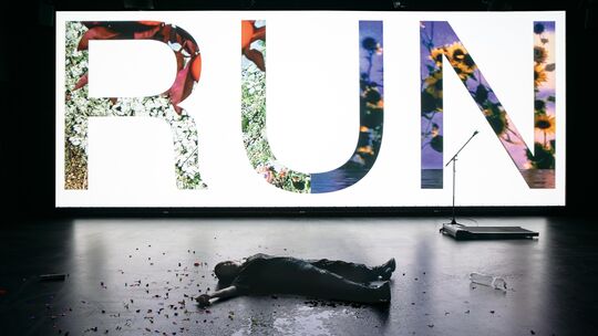 Kann man vor Trauer davonrennen? Auch davon handelt "Laufen", ein Monolog nach dem Roman von Isabel Bogdan (Bühnenfassung Markol Kann man vor Trauer davonrennen? Auch davon handelt "Laufen", ein Monolog nach dem Roman von Isabel Bogdan (Bühnenfassung Markol