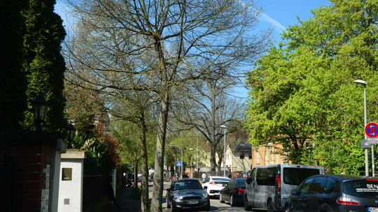 Die Zahl der Elterntaxis hielt sich zum Schulschluss der 1. und 2. Klassen an der Hofgartenschule am Mittwochmittag in Grenzen. Die Zahl der Elterntaxis hielt sich zum Schulschluss der 1. und 2. Klassen an der Hofgartenschule am Mittwochmittag in Grenzen.