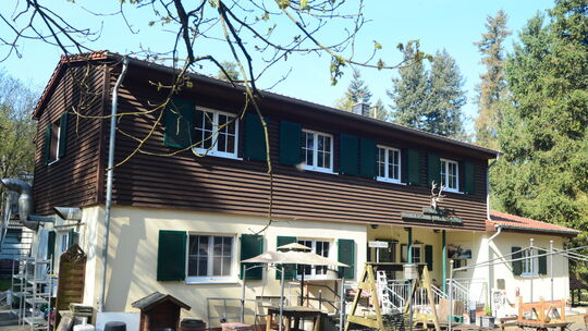 Zum 1. Mai öffnet das traditionsreiche Waldheim wieder seine Pforten. Das haus wurde 2009 wiedererföffnet, nachdem das alte 2007 Zum 1. Mai öffnet das traditionsreiche Waldheim wieder seine Pforten. Das haus wurde 2009 wiedererföffnet, nachdem das alte 2007