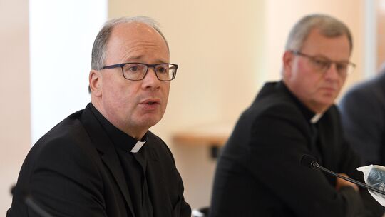 Teure Kündigung: der Trierer Bischof Stephan Ackermann (links) und sein scheidender Generalvikar Ulrich Graf von Plettenberg. Teure Kündigung: der Trierer Bischof Stephan Ackermann (links) und sein scheidender Generalvikar Ulrich Graf von Plettenberg.