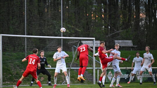 Ordentlich was los im Asbacher Strafraum: Die SG Lautzert-Oberdreis/Berod-Wahlrod (in Rot) ließ gegen den TuS Asbach (in Weiß) z Ordentlich was los im Asbacher Strafraum: Die SG Lautzert-Oberdreis/Berod-Wahlrod (in Rot) ließ gegen den TuS Asbach (in Weiß) z