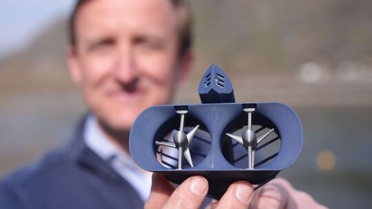 Georg Walder, Co-CEO der Energyminer GmbH, zeigt ein Modell der Turbine eines Schwarmkraftwerks, das im Rhein bei St. Goar arbei Georg Walder, Co-CEO der Energyminer GmbH, zeigt ein Modell der Turbine eines Schwarmkraftwerks, das im Rhein bei St. Goar arbei