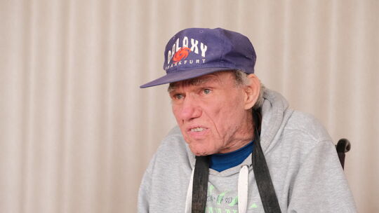 Hardy, der in einem unscheinbaren Ort im Westerwald lebt, berichtet von seinen traumatischen Erlebnissen: von Edmund Dillinger, Hardy, der in einem unscheinbaren Ort im Westerwald lebt, berichtet von seinen traumatischen Erlebnissen: von Edmund Dillinger,