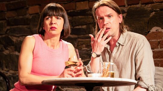 Louise (Jana Gwosdek) und Tom (Jona Mues) ist im Familienalltag die Leidenschaft abhanden gekommen: Eine Paartherapie soll es ri Louise (Jana Gwosdek) und Tom (Jona Mues) ist im Familienalltag die Leidenschaft abhanden gekommen: Eine Paartherapie soll es ri