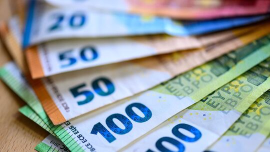 Die Bundesregierung will es Firmen ermöglichen, Angestellten eine steuer- und abgabenfreie 1000-Euro-Prämie zu zahlen. Ob die Be Die Bundesregierung will es Firmen ermöglichen, Angestellten eine steuer- und abgabenfreie 1000-Euro-Prämie zu zahlen. Ob die Be