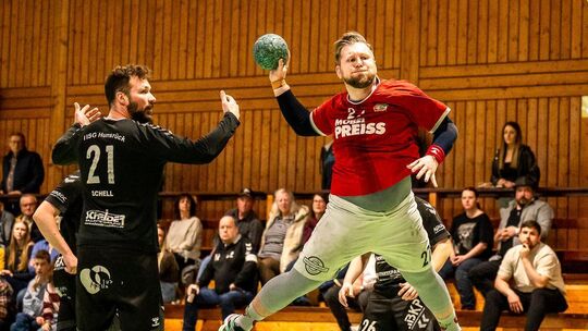 Letzter Spieltag in der Oberliga: Die HSG Hunsrück um Manuel Schell (links) trifft in Sohren auf den TV Bitburg, die HSG Kastell Letzter Spieltag in der Oberliga: Die HSG Hunsrück um Manuel Schell (links) trifft in Sohren auf den TV Bitburg, die HSG Kastell