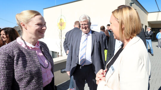 Ministerin Dörte Schall (von links) mit Dirk Bottner und Rebecca Mager Ministerin Dörte Schall (von links) mit Dirk Bottner und Rebecca Mager