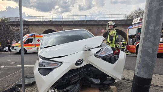 Ein Toyota prallte in Nahbollenbach gegen eine Straßenlaterne – die Ursache ist noch unklar. Die Idar-Obersteiner Feuerwehr sich Ein Toyota prallte in Nahbollenbach gegen eine Straßenlaterne – die Ursache ist noch unklar. Die Idar-Obersteiner Feuerwehr sich