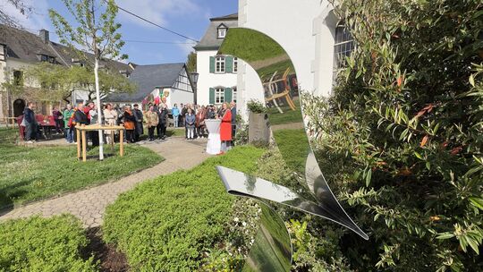 Wurde am Wochenende neben der evangelischen Kirche enthüllt: Barbara Szüts' „Modul Stele-one 2000“ Wurde am Wochenende neben der evangelischen Kirche enthüllt: Barbara Szüts' „Modul Stele-one 2000“