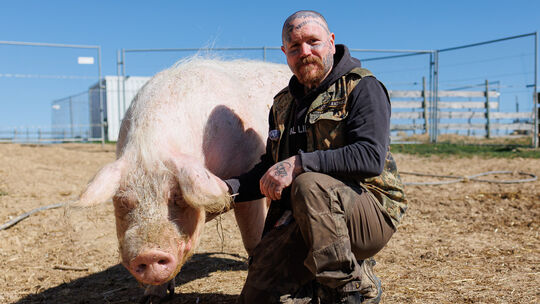 Schwein Eberhard ist eines der ersten Tiere, die Markus Gärtner auf seinem Lebenshof "Ein bisschen Wärme" in Kirchberg aufgenomm Schwein Eberhard ist eines der ersten Tiere, die Markus Gärtner auf seinem Lebenshof "Ein bisschen Wärme" in Kirchberg aufgenomm