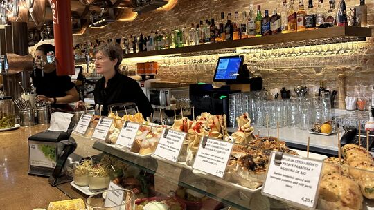Pintxos, die navarrischen Tapas, gibt es in der Region in jeder Bar und jedem Restaurant: von einfach bis experimentell, vom The Pintxos, die navarrischen Tapas, gibt es in der Region in jeder Bar und jedem Restaurant: von einfach bis experimentell, vom The