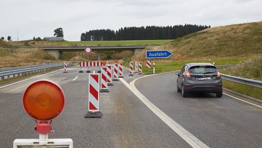 Abfahren, bitte: Bei Kelberg endet die A1 in der Eifel, erst bei Blankenheim in NRW geht es wieder auf die Autobahn. Mittlerweil Abfahren, bitte: Bei Kelberg endet die A1 in der Eifel, erst bei Blankenheim in NRW geht es wieder auf die Autobahn. Mittlerweil