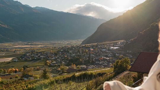 Wellness mit Ausblick: Vom Niedermair Nature Retreat lässt sich der Vinschgau kilometerweit überblicken – das Tal hoch nach Part Wellness mit Ausblick: Vom Niedermair Nature Retreat lässt sich der Vinschgau kilometerweit überblicken – das Tal hoch nach Part
