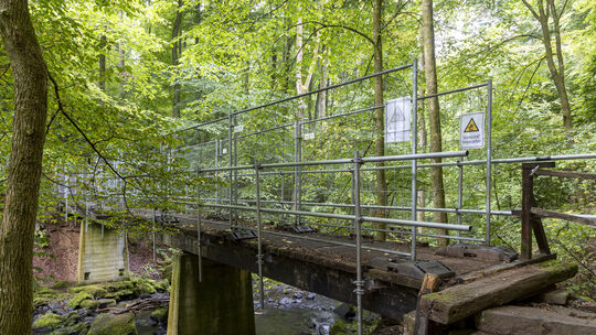 Die Holzbachschlucht ist ein touristisches Kleinod. Die Fußgängerbrücke führt über den Holzbach und ist sanierungsbedürftig. Die Holzbachschlucht ist ein touristisches Kleinod. Die Fußgängerbrücke führt über den Holzbach und ist sanierungsbedürftig.