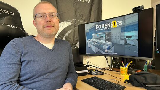 Geschäftsführer Jens Wiechering zeigt den Titelbildschirm des neuen Videospiels "Forensics". Es simuliert realitätsnah die Arbei Geschäftsführer Jens Wiechering zeigt den Titelbildschirm des neuen Videospiels "Forensics". Es simuliert realitätsnah die Arbei