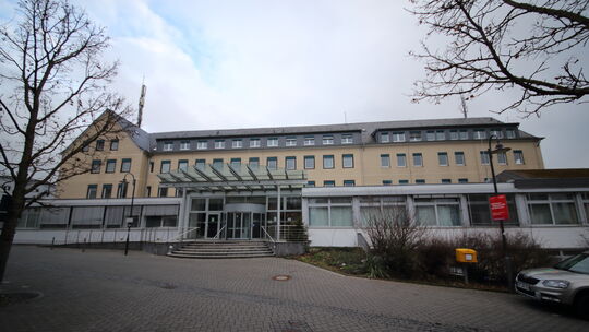Der Haupteingang des ehemaligen Klinikums in Bendorf. Auf dem Areal, das die Stadt nun im Zwischenkauf erwerben möchte, befand s Der Haupteingang des ehemaligen Klinikums in Bendorf. Auf dem Areal, das die Stadt nun im Zwischenkauf erwerben möchte, befand s