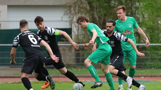 Gegen Oberzissen gelang dem Tabellenzweiten aus Mayen (schwarze Trikots) in der 86. Minute doch noch der Siegtreffer. Gegen Weit Gegen Oberzissen gelang dem Tabellenzweiten aus Mayen (schwarze Trikots) in der 86. Minute doch noch der Siegtreffer. Gegen Weit