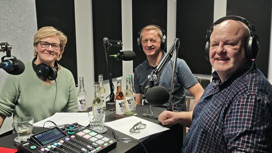 Kristine Bäder und René Harth haben in Folge eins von "Kork & Schrauber", dem Weinpodcast der Rhein-Zeitung, Steffen Schindler ( Kristine Bäder und René Harth haben in Folge eins von "Kork & Schrauber", dem Weinpodcast der Rhein-Zeitung, Steffen Schindler (