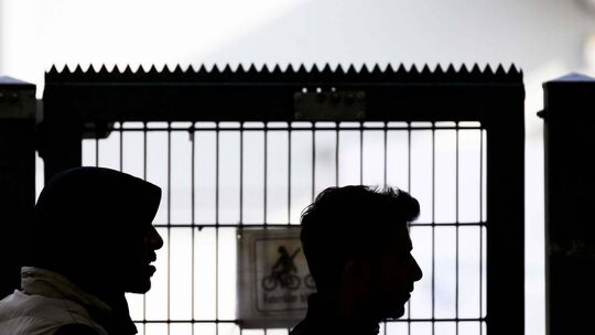 Die Entscheidung des Landes, bei der Flüchtlingshilfe auf ein Privatunternehmen zurückzugreifen, führt zu Kritik. (Archivbild) Die Entscheidung des Landes, bei der Flüchtlingshilfe auf ein Privatunternehmen zurückzugreifen, führt zu Kritik. (Archivbild)