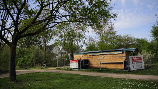 Zwischen Norwichstraße und dem Spielplatz auf der Karthause steht der Bauwagen, den die Waldkita vor allem als Treffpunkt nutzen Zwischen Norwichstraße und dem Spielplatz auf der Karthause steht der Bauwagen, den die Waldkita vor allem als Treffpunkt nutzen