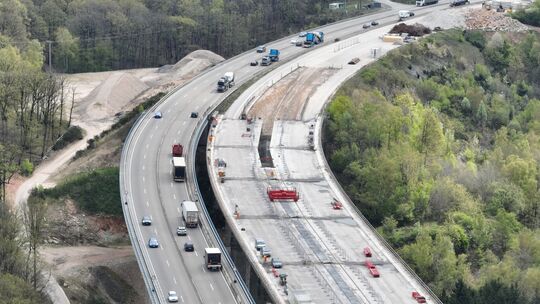 Mega-Baustelle im Hunsrück: Die Autobahn GmbH des Bundes hat mit dem Rückbau der Talbrücken Pfädchensgraben (Bild) und Tiefenbac Mega-Baustelle im Hunsrück: Die Autobahn GmbH des Bundes hat mit dem Rückbau der Talbrücken Pfädchensgraben (Bild) und Tiefenbac