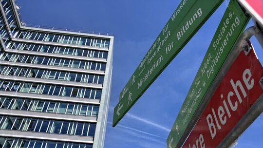 Um den Ministerposten im Bildungsministerium wird gerade zwischen CDU und SPD hart verhandelt. Mitten in die Koalitionsgespräche Um den Ministerposten im Bildungsministerium wird gerade zwischen CDU und SPD hart verhandelt. Mitten in die Koalitionsgespräche