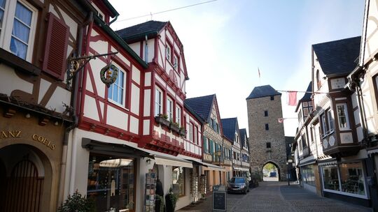 Vor Ladeneröffnung ist es ruhig in der Ahrhutstraße. Vor allem am Freitag und Samstag ist die Fußgängerzone in der Innenstadt vo Vor Ladeneröffnung ist es ruhig in der Ahrhutstraße. Vor allem am Freitag und Samstag ist die Fußgängerzone in der Innenstadt vo