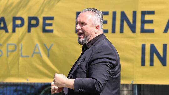 Cosmos-Macher Remo Rashica würde gerne mit seinen "Cosmonauten" nach Neuwied umziehen und dort über Tore des Oberligisten jubeln Cosmos-Macher Remo Rashica würde gerne mit seinen "Cosmonauten" nach Neuwied umziehen und dort über Tore des Oberligisten jubeln