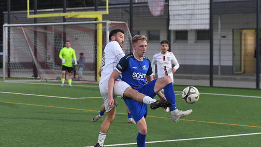 Lukas Urwer (blaues Trikot) brachte Höhr-Grenzhausen in der 33. Minute in Führung, am Ende stand es 0:2 aus Sicht des FC Kosova Lukas Urwer (blaues Trikot) brachte Höhr-Grenzhausen in der 33. Minute in Führung, am Ende stand es 0:2 aus Sicht des FC Kosova
