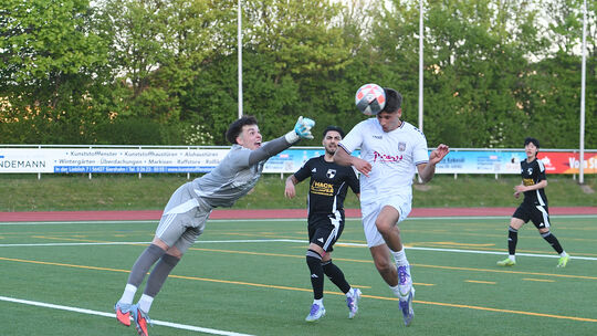 Nicht nur in dieser Szene, die kurz vor der Pause zum 2:0 durch Montabaurs Qendrim Ahmetaj führte, streckte sich Windhagens Phil Nicht nur in dieser Szene, die kurz vor der Pause zum 2:0 durch Montabaurs Qendrim Ahmetaj führte, streckte sich Windhagens Phil
