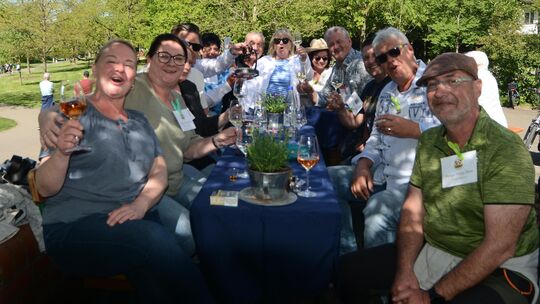 Beste Stimmung herrschte am Weinstand des Weingutes Philipp Dhom, wo die "Dhomschlucker" in Sachen Weinexpertise engagiert waren Beste Stimmung herrschte am Weinstand des Weingutes Philipp Dhom, wo die "Dhomschlucker" in Sachen Weinexpertise engagiert waren