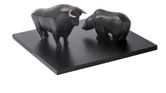 Die berühmten Bronzeskulpturen von Bulle und Bär des Bildhauers Reinhard Dachlauer symbolisieren seit 1988 vor der Frankfurter B Die berühmten Bronzeskulpturen von Bulle und Bär des Bildhauers Reinhard Dachlauer symbolisieren seit 1988 vor der Frankfurter B