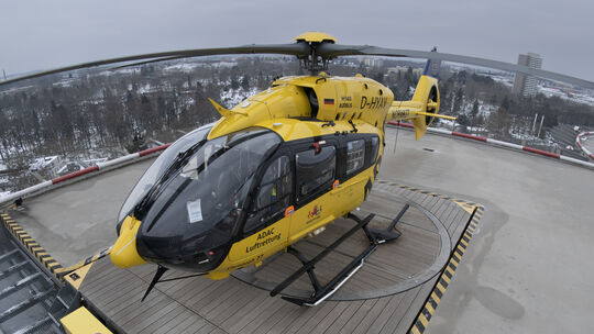 Der Rettungshubschrauber "Christoph 77" steht auf dem Dach der Uniklinik in Mainz. Der Hubschrauber ist seit Jahresbeginn künfti Der Rettungshubschrauber "Christoph 77" steht auf dem Dach der Uniklinik in Mainz. Der Hubschrauber ist seit Jahresbeginn künfti