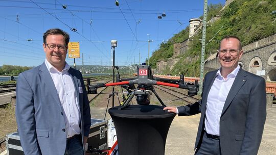 Frank Schmidt (links), Gesamtprojektleiter für die Korridorsanierung am rechten Rheinufer, und André Winkler, Regionalleiter DB Frank Schmidt (links), Gesamtprojektleiter für die Korridorsanierung am rechten Rheinufer, und André Winkler, Regionalleiter DB