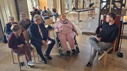 Im Dialog: (von links) Esther Abel, die zur ehemaligen Heilanstalt Hadamar referierte, die beiden Eulenhorst-Bewohner Werner Sch Im Dialog: (von links) Esther Abel, die zur ehemaligen Heilanstalt Hadamar referierte, die beiden Eulenhorst-Bewohner Werner Sch