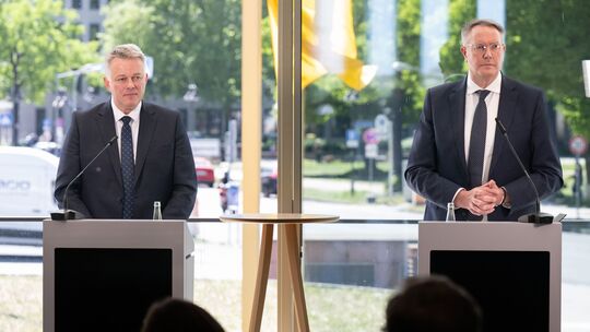 CDU und SPD in Rheinland-Pfalz sind sich einig: Sie regieren in einer Großen Koalition gemeinsam. Das verkünden die beiden Verha CDU und SPD in Rheinland-Pfalz sind sich einig: Sie regieren in einer Großen Koalition gemeinsam. Das verkünden die beiden Verha