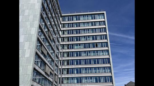 Im Mainzer Bildungsministerium soll es bei Ausschreibungen zu Manipulationen gekommen sein. Im Zentrum steht ein Abteilungsleite Im Mainzer Bildungsministerium soll es bei Ausschreibungen zu Manipulationen gekommen sein. Im Zentrum steht ein Abteilungsleite