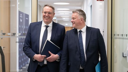 Verhandlungsführer Gordon Schnieder (rechts, CDU) und Alexander Schweitzer (SPD) kommen zur Pressekonferenz, nachdem sich CDU un Verhandlungsführer Gordon Schnieder (rechts, CDU) und Alexander Schweitzer (SPD) kommen zur Pressekonferenz, nachdem sich CDU un