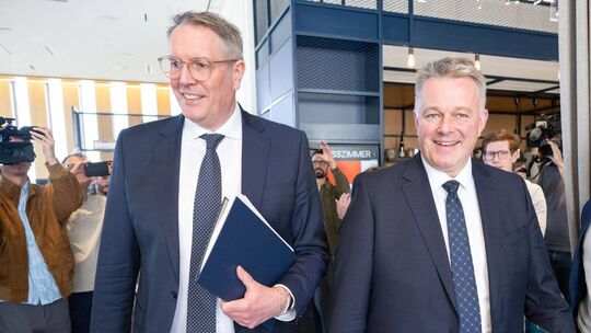 Die Chefverhandler von CDU und SPD: Der designierte Ministerpräsident Gordon Schnieder (rechts) und Noch-Regierungschef Alexande Die Chefverhandler von CDU und SPD: Der designierte Ministerpräsident Gordon Schnieder (rechts) und Noch-Regierungschef Alexande
