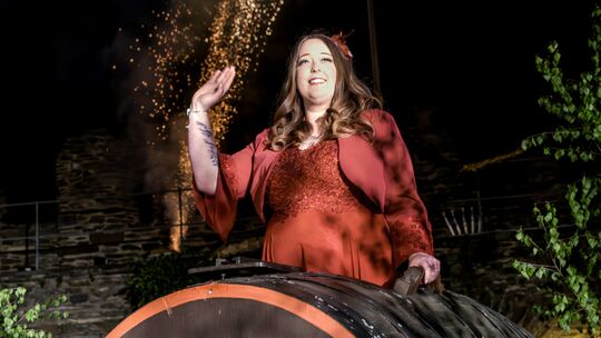Nach 22 Uhr war es so weit, die neue Oberweseler Weinhex, Luisa Hüttner, aus Dellhofen stellte sich der Öffentlichkeit vor. Für Nach 22 Uhr war es so weit, die neue Oberweseler Weinhex, Luisa Hüttner, aus Dellhofen stellte sich der Öffentlichkeit vor. Für