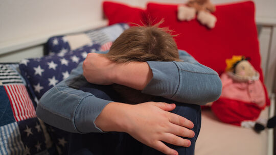 Täter zwingen Kinder meist, über den sexuellen Missbrauch zu schweigen. Trotzdem kann es Warnsignale wie plötzliche Angstzuständ Täter zwingen Kinder meist, über den sexuellen Missbrauch zu schweigen. Trotzdem kann es Warnsignale wie plötzliche Angstzuständ