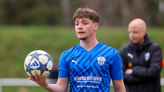 Marian Kunz verlässt den FC Emmelshausen-Karbach im Sommer: Der 20-jährige Rechtsverteidiger wechselt zum Rheinlandligisten FV M Marian Kunz verlässt den FC Emmelshausen-Karbach im Sommer: Der 20-jährige Rechtsverteidiger wechselt zum Rheinlandligisten FV M