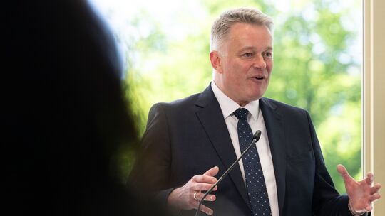 Für den designierten Ministerpräsidenten Gordon Schnieder (CDU) gab es bei einem "kleinen" CDU-Parteitag in Mainz viel Applaus u Für den designierten Ministerpräsidenten Gordon Schnieder (CDU) gab es bei einem "kleinen" CDU-Parteitag in Mainz viel Applaus u