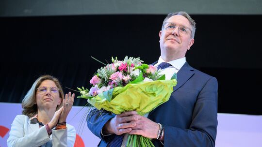 Noch-Ministerpräsident Alexander Schweitzer (SPD) erhielt beim SPD-Parteitag im rheinhessischen Nieder-Olm lange Beifall von sei Noch-Ministerpräsident Alexander Schweitzer (SPD) erhielt beim SPD-Parteitag im rheinhessischen Nieder-Olm lange Beifall von sei