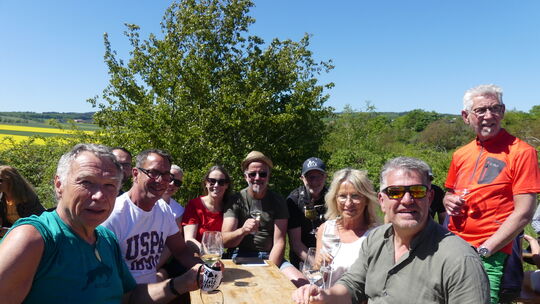 Diese Wanderer aus Odernheim und Duchroth genossen den Wein und den Blick in die Landschaft. Diese Wanderer aus Odernheim und Duchroth genossen den Wein und den Blick in die Landschaft.