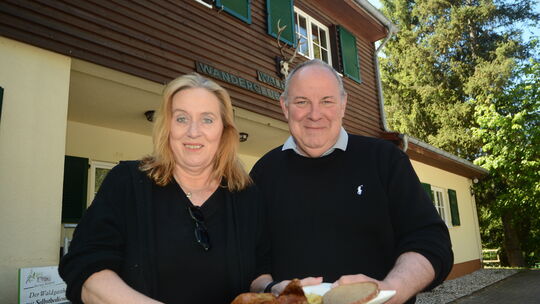 Mittwochs bleiben Beate und Andreas Paulus ganz traditionell beim Hähnchentag im Waldheim, das vor Kurzem wiedereröffnet hat. Di Mittwochs bleiben Beate und Andreas Paulus ganz traditionell beim Hähnchentag im Waldheim, das vor Kurzem wiedereröffnet hat. Di