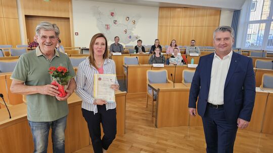 Horst Müller, Sprecher des Integrationsbeirates, überreichte der designierten Landtagsabgeordneten Caroline Pehlke im Beisein vo Horst Müller, Sprecher des Integrationsbeirates, überreichte der designierten Landtagsabgeordneten Caroline Pehlke im Beisein vo