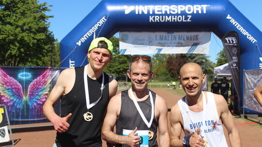 Benjamin Becker (Mitte) gewann den 44. Lohners Vulkan Marathon. Richard Weise (links) kam als Dritter in das Ziel und Sven Fisch Benjamin Becker (Mitte) gewann den 44. Lohners Vulkan Marathon. Richard Weise (links) kam als Dritter in das Ziel und Sven Fisch