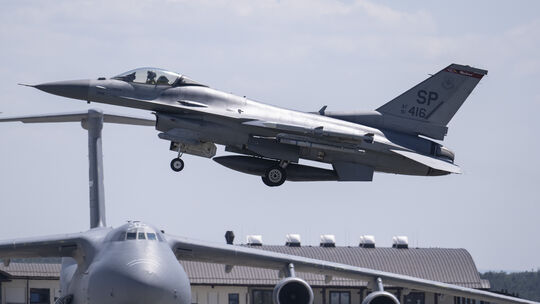 Ein Kampfflugzeug vom Typ F-16 der US Air Force startet von der US-Air Base Spangdahlem: 5000 Militärangehörige und 800 zivile B Ein Kampfflugzeug vom Typ F-16 der US Air Force startet von der US-Air Base Spangdahlem: 5000 Militärangehörige und 800 zivile B