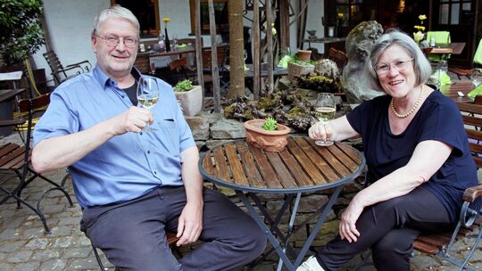 Maria und Albrecht Gietzen aus Hatzenport erhalten den Kulturpreis "Burgener Rebstock". In ihrem Winzerhof bietet das Ehepaar se Maria und Albrecht Gietzen aus Hatzenport erhalten den Kulturpreis "Burgener Rebstock". In ihrem Winzerhof bietet das Ehepaar se